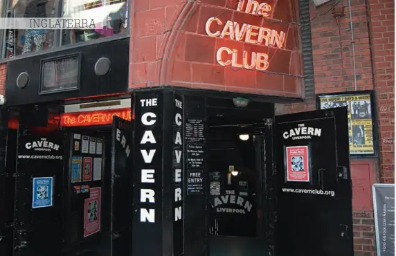  ??  ?? Acima, o lendário Cavern Club, onde o quarteto se apresentou 292 vezes. À dir., a exposição no The Albert Dock, em Liverpool, é dedicada à banda de rock dos anos 1960, The Beatles.