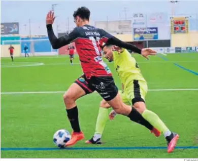  ?? TINO NAVAS ?? Salva Vegas intenta dejar atrás a un jugador del Ceuta.