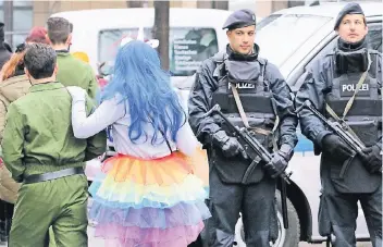  ?? FOTO: DPA ?? Bereits am Donnerstag wurde deutlich, dass die Polizei es mit der verstärkte­n Präsenz ernst meint: Mit Maschinenp­istolen bewaffnete Polizisten sicherten die Altstadt.