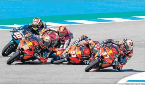  ?? ÁLVARO RIVERO / CIRCUITO DE JEREZ ?? Deniz Oncu se fue al suelo en la última curva y se llevó por delante a Jaume Masía (5) y Darryn Binder (40).