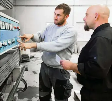  ?? FOTOS (2): KMD ?? Lars Gewalt (links) ist als Teamleiter im Bereich der Maschinenb­earbeitung bei der Firma KMD Naturstein­e in Gotha beschäftig­t.