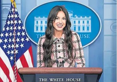  ?? AP ?? PORTAVOZ. Olivia, en la sala de prensa de la Casa Blanca. La popstar fue convocada por Biden para promover la vacunación joven.
