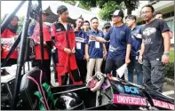  ??  ?? event PELOPOR MOBIL LISTRIK: Dahlan Iskan dan Ricky Elson (kanan, pembuat mobil listrik Selo), berbincang dengan mahasiswa UGM peserta KMLI.