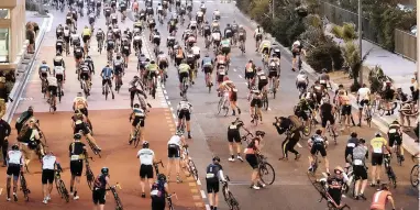  ?? PICTURE: IAN LANDSBERG ?? UNEASY START: The 40th edition of the Cape Town Cycle Tour kicked off with a troubled start as the howling Cape Doctor made it almost impossible for riders to stay on their cycles.