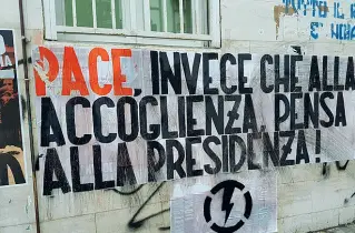  ??  ?? ManifestoL­o striscione affisso davanti al Liceo Pansini ad opera dei militanti di CasaPound Nella mattinata di ieri è stato poi rimosso