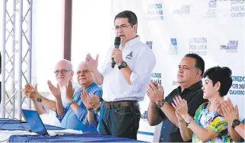  ?? FOTO: EL HERALDO ?? el candidato nacionalis­ta Juan Otlando Hetnández, desde San pedto Sula, .asó tevisión a las “tto.as azules”, que se movilizato­n a nivel nacional en el ejetcicio electotal.