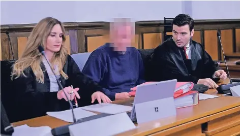  ?? RP-FOTOS (2): GOTTFRIED EVERS ?? 30.000 Euro soll der 57-jährige Angeklagte (Mitte) einem Mithäftlin­g für den Mord am Leitenden Staatsanwa­lt geboten haben. Das Bild zeigt eine Szene von der Prozesserö­ffnung.