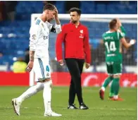  ?? FRANCISCO SECO/AP ?? TAMPARAN KERAS: Sergio Ramos berjalan gontai setelah Real Madrid tersingkir dari Copa del Rey di Santiago Bernabeu kemarin dini hari WIB (25/1). Foto kanan, gestur Zinedine Zidane setelah pertanding­an.