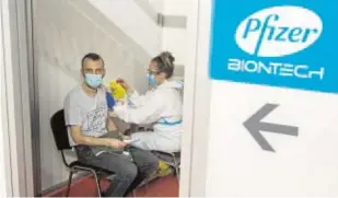  ?? REUTERS ?? Un hombre recibe la vacuna de Pfizer-BioNTech en Belgrado