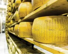  ?? Foto: stock.adobe.com ?? Weltweit wurden vergangene­s Jahr 3,7 Millionen Käseformen Parmesan verkauft – so viel wie noch nie.