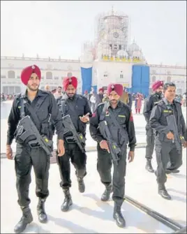  ?? SAMEER SEHGAL/HT ?? Punjab Police commandos stand guard outside the Golden Temple in Amritsar on Tuesday.