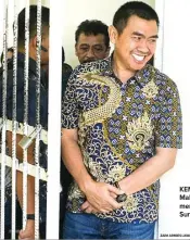  ?? ZAIM ARMIES/JAWA POS ?? KEMBALI KE SEL: Wali Kota nonaktif Malang Mochammad Anton setelah menjalani sidang di Pengadilan Tipikor Surabaya di Sidoarjo kemarin.