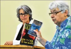  ?? HYOSUB SHIN / HSHIN@AJC. COM ?? Janice Tedford (right) introduces Amanda Kyle Williams as she looks on during Atlanta Author Series at Roswell Branch Library on Aug. 10, 2013.