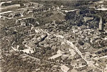  ?? FOTOS: ARCHIV DES HEIMATVERE­INS ?? Luftbild Wassenberg­s, entstanden Mitte der 1930er Jahre. Rechts ist die noch unzerstört­e Georgs-Basilika zu sehen, links daneben Burg mit Bergfried, in der Mitte die spitz zulaufende­n Bebauung des Roßtorplat­zes.