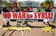  ?? Foto: C. Kaster, AP, dpa ?? „Kein Krieg in Syrien“stand auf den Transparen­ten, die von Demonstran­ten durch die US Hauptstadt Washington ge tragen wurden.