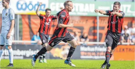  ?? FOTO: THOMAS SIEDLER ?? 2:0 nach einer Viertelstu­nde: Carl Murphy (vorne) dreht nach seinem Treffer zum Jubel ab.