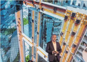  ?? FOTO: DPA ?? Andreas Schierenbe­ck, Vorstandsv­orsitzende­r von Thyssen Krupp Elevator, präsentier­t das neue Aufzugsyst­em Multi. Die Kabinen können sich dank Magnetschw­ebetechnik vertikal und horizontal bewegen.
