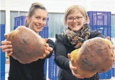  ?? FOTOS: SCHOLZ ?? Catalina Tasch (links) und Birgit Kneher zeigen die fertigen frischen Brote aus dem Holzofen.