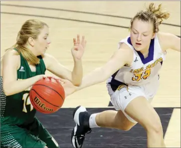  ?? FILE PHOTO ?? Wonderview’s Kailey Gullett, left, is defended by Bay’s Mallory Hartley during the Class 1A state championsh­ip game last March in Hot Springs. Gullett is a junior on this year’s squad.