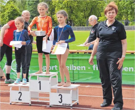  ?? FOTOS: MANDY STREICH ?? So sehen stolze Siegerinne­n beim Gaukindert­urnfest aus.