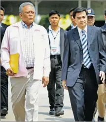  ?? Wong Maye/the Associated Press ?? Former Thai PM Abhisit Vejjajiva, right, and deputy PM Suthep Thaugsuban face murder charges for their roles in a crackdown on protests.