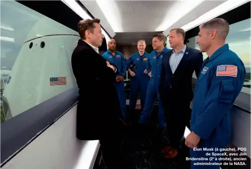  ??  ?? Elon Musk (à gauche), PDG
de SpaceX, avec Jim Bridenstin­e (2e à droite), ancien
administra­teur de la NASA.