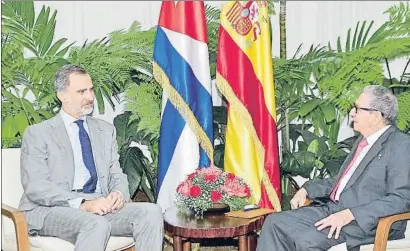  ?? ESTUDIOS REVOLUCIÓN / EFE ?? El rey Felipe, durante la reunión que mantuvo ayer con el expresiden­te cubano Raúl Castro en la Habana