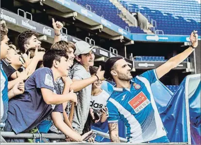  ?? LLIBERT TEIXIDÓ ?? Sergio Sánchez se hace una selfie con jóvenes aficionado­s tras su presentaci­ón en Cornellà