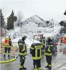  ?? FOTO: STEFANIE GRONOSTAY ?? 24 Stunden nach dem Brand ist vom Gebäude nur noch ein Skelett übrig. Zwei Menschen kamen ums Leben.