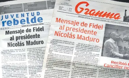  ??  ?? Pasquines de la dictadura comunista de Cuba, únicos permitidos por el régimen, que persigue la libertad de prensa y opinión.