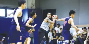  ?? PBA PHOTO ?? Alaska Aces’ Calvin Abueva holds on to the ball as Rain or Shine Elasto Painters’ Gabe Norwood attempts to steal during their PBA pocket tournament at the Upper Deck Sports Center in Ortigas.