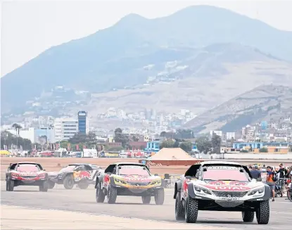  ?? Franck FiFe / aFP ?? Los Peugeot, favoritos, en el Pentagonit­o, donde ayer se efectuó la revisión técnica en Lima