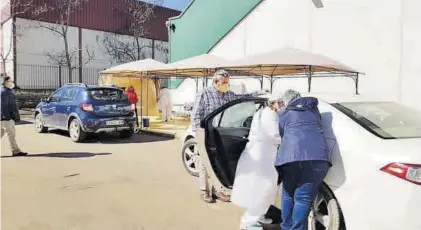  ??  ?? Vacunacion­es a personas mayores, realizadas en los propios coches en el exterior del Palacio del Vino.