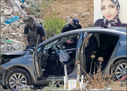  ??  ?? عناصر من الشرطة الإسرائيلي­ة يفحصون سيارة الشهيدة الفلسطينية )وفي الإطار الشهيدة الدكتورة منى عفانة(