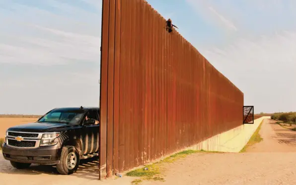  ?? Fotos: Karl Doemens ?? Im Süden von Texas steht schon eine Mauer. George W. Bush hat die Stahlbarri­eren vor zehn Jahren errichten lassen. Nun will Trump eine Betonmauer bauen.
