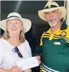  ?? ?? Left: Janine Sisson of Mornington receives her division two runner-up prize from Drouin Croquet Club president Bob Quayle.