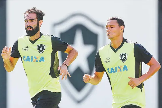  ??  ?? Renan Fonseca e Emerson Silva têm formado a zaga titular nos treinos da pré-temporada