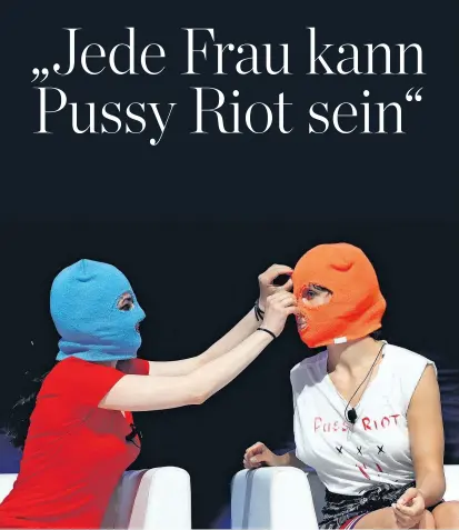  ??  ?? Mit bunten Sturmhaube­n gegen das Patriarcha­t: Performeri­nnen von Pussy Riot bei der Anprobe.