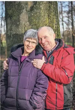  ?? FOTOS: HANS-JÜRGEN BAUER ?? Im Kamper Wald gehen Waltraud und Heinz Ermen in Kamp-Lintfort gerne spazieren – auch nach 44 Jahren Ehe Händchen haltend.