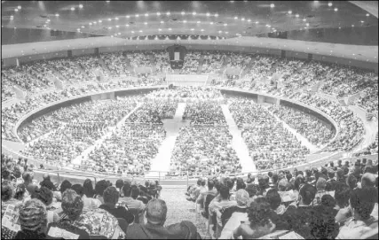  ??  ?? Las Vegans packed the 7,000-seat, flying saucer-shaped Rotunda at the Las Vegas Convention Center. Jerry Abbott Las Vegas News Bureau