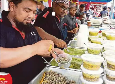  ??  ?? MOHD Farhan Azwan (tengah) dan Mohd Hafiz Azwan (kiri) menyediaka­n masak lemak cili api istimewa di Bazar Ramadan Pekan Masjid Tanah.