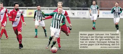  ?? ARCHIVBILD: MARTIN REMMERS ?? Wollen gegen Uphusen ihre Tabellenfü­hrung in der Oberliga verteidige­n: die Fußballer des VfL (grün-weiße Trikots, hier im letzten Heimspiel Anfang Dezember gegen ULM Wolfsburg, das 0:0 endete)