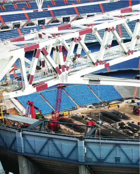  ??  ?? Las obras del Santiago Bernabéu. Hace un año que no se ve fútbol en Chamartín