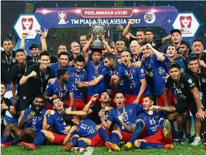  ??  ?? The JDT team celebratin­g their Malaysia Cup victory at the Shah Alam Stadium on Nov 4, 2017.