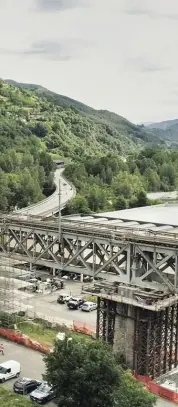  ??  ?? Interventi di di Cemes, azienda associata ad Anceferr, per la messa in sicurezza delle travate metalliche nel viadotto di Borgo Val di Taro, sulla linea Parma - La Spezia