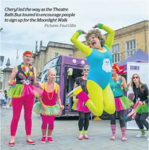  ?? Pictures: Paul Gillis ?? Cheryl led the way as the Theatre Bath Bus toured to encourage people to sign up for the Moonlight Walk