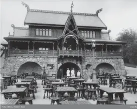  ?? MUSEUM
FOTO: ANDERS BEER WILSE/OSLO ?? Slik så restaurant­en på St. Hanshaugen ut i gamle dager. Hasselbakk­en restaurant­anlegg besto av to bygninger og var tegnet av arkitekt Holm Hansen Munthe. Den brant ned i 1936.