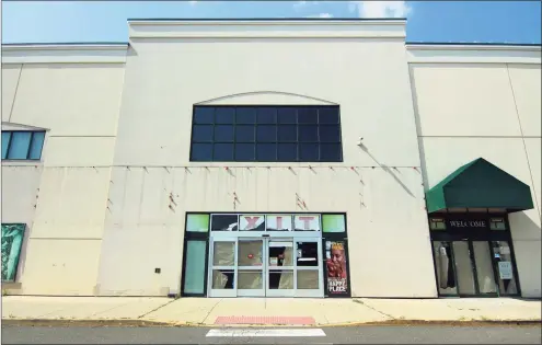  ?? Christian Abraham / Hearst Connecticu­t Media ?? The building that formerly housed a Fairway Market remains vacant at 699 Canal St. in Stamford.