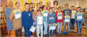  ?? Foto: Sabine Hämmer ?? Reizvolle Preise und Urkunden gab es für die Gewinner des Sommerferi­enleseclub­s im Rahmen des Familienfe­stnachmitt­ags in der Stadtbüche­rei.