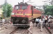  ?? PHOTO: PTI ?? The derailed Ranchi-Delhi Rajdhani Express train near Minto Bridge in New Delhi on Thursday